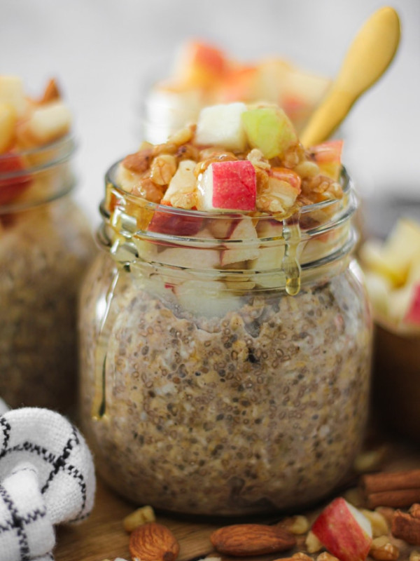 easy apple pie overnight oats in mason jars with gold spoon.