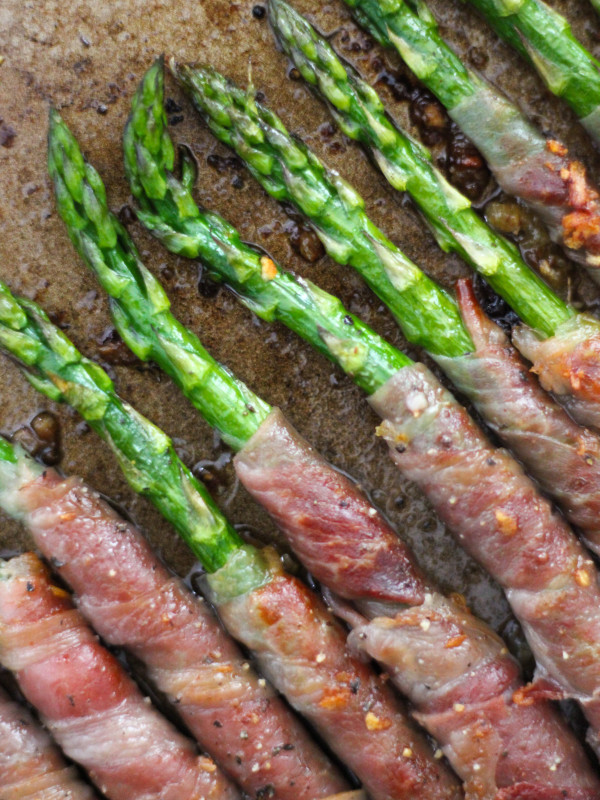 Garlic Butter Prosciutto Wrapped Asparagus on baking tray_Featured Image