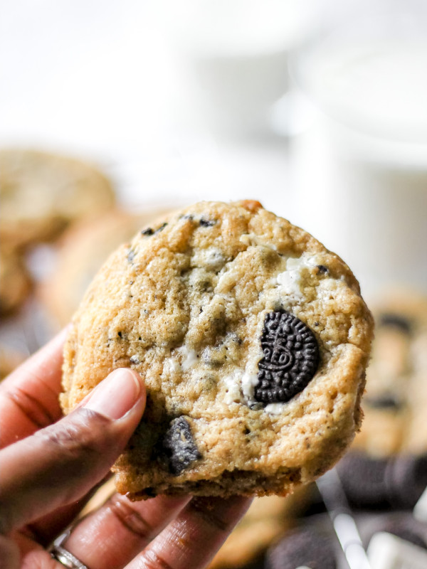 Cookies and Cream Cookies in hand_featured image