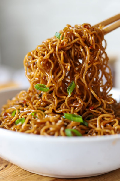 Garlic Chili Oil Noodles - The Seasoned Skillet