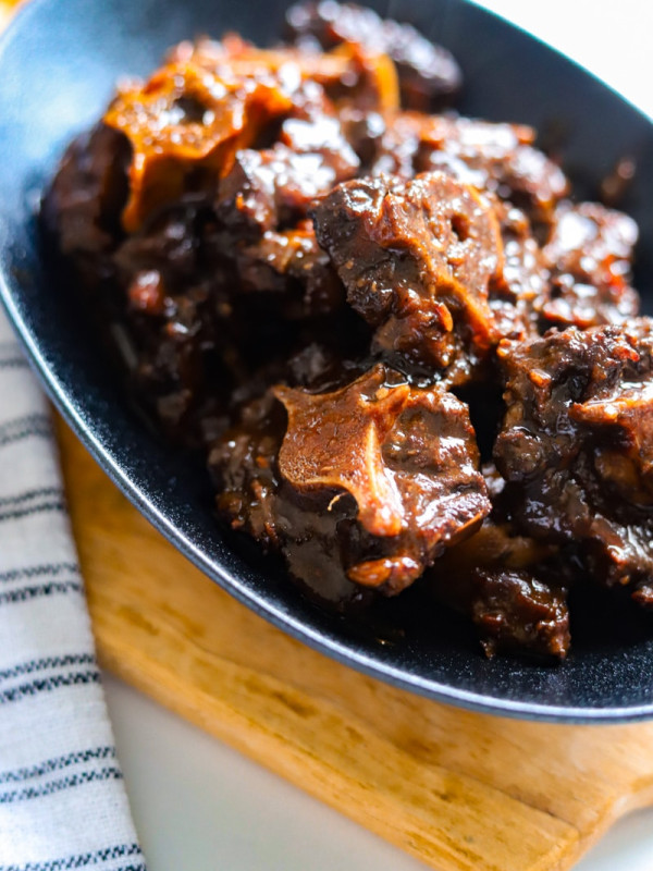 jamaican oxtail recipe in black bowl.