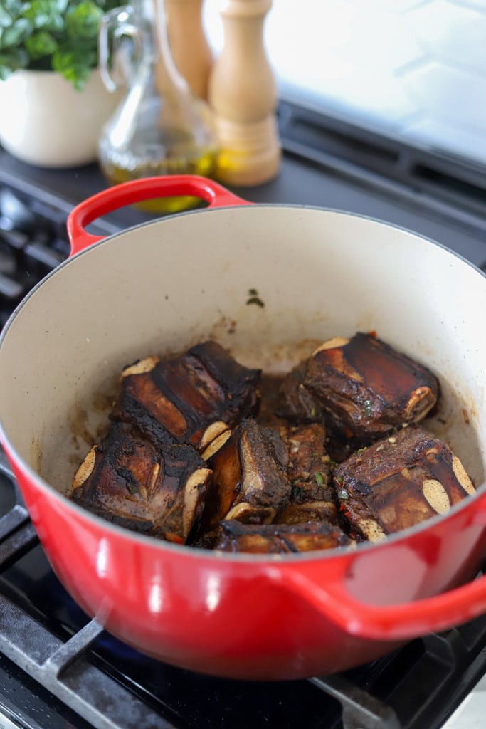 browned short ribs in pot.